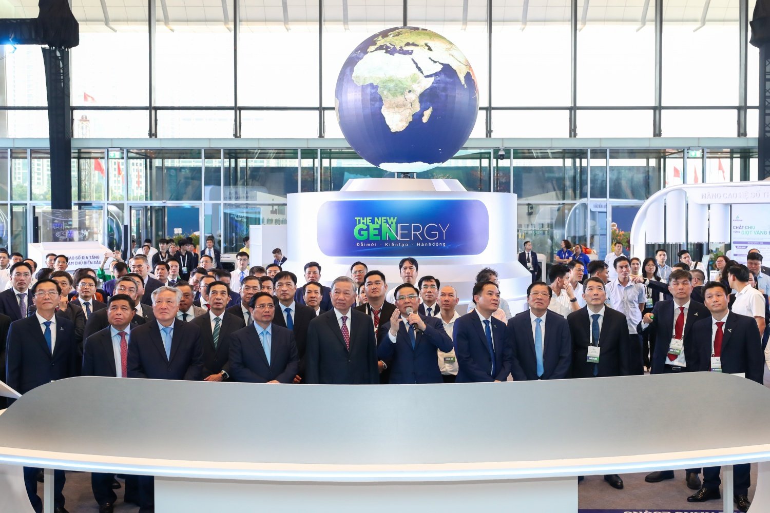 General Secretary To Lam, Prime Minister Pham Minh Chinh and other Party and State leaders listened to an introduction to Petrovietnam's Smart Operations Center.